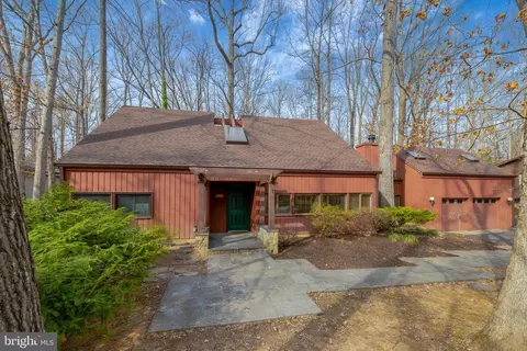 Exterior - 1941 Upper Lake Dr, Reston, VA 20191 photo 3 of 9