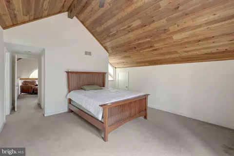 Bedroom - 1941 Upper Lake Dr, Reston, VA 20191 photo 5 of 6