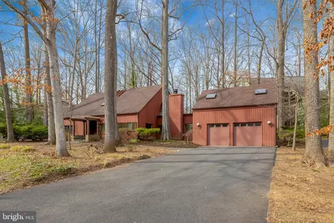 Exterior - 1941 Upper Lake Dr, Reston, VA 20191 photo 6 of 9