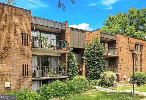 4404 Island Pl #201, Annandale, VA 22003