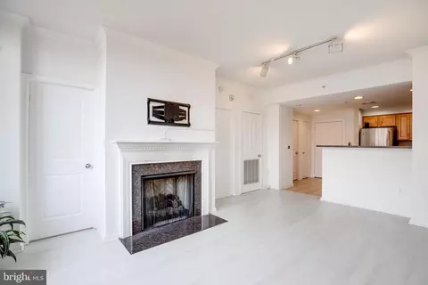 4490 Market Commons Dr #712, Fairfax, VA 22033