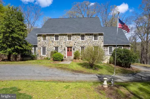 121 Yarnick Rd, Great Falls, VA 22066