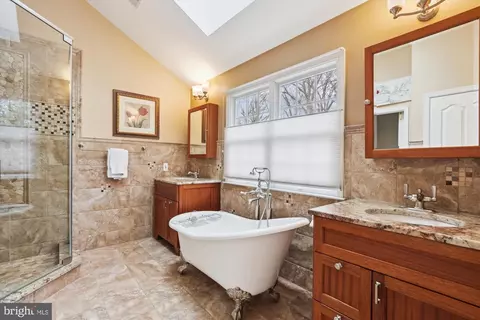 Bath - 10904 Hunter Gate Way, Reston, VA 20194 photo 5 of 10