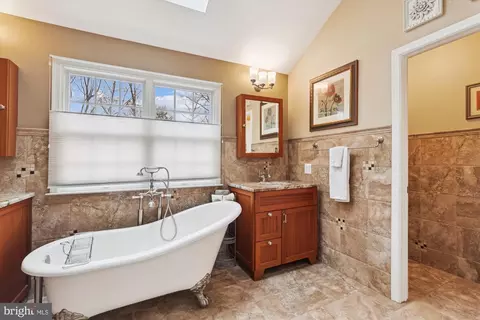Bath - 10904 Hunter Gate Way, Reston, VA 20194 photo 4 of 10