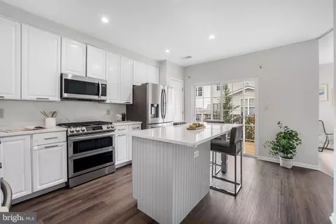 1582 Leeds Castle Dr #301, Vienna, VA 22182