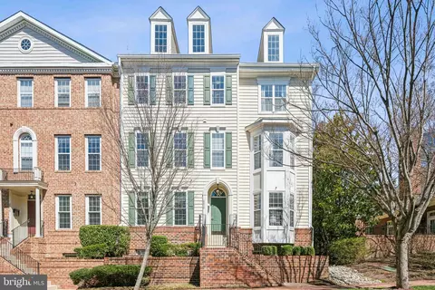 8830 Ashgrove House Ln #201, Vienna, VA 22182