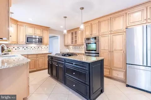 7928 Saint Dennis Dr, Springfield, VA 22153 photo 3