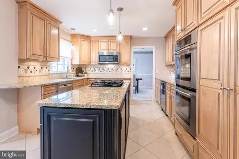 7928 Saint Dennis Dr, Springfield, VA 22153 photo 15