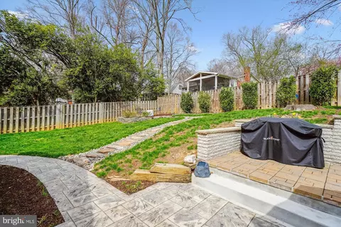 Exterior - 5517 Yorkshire St, Springfield, VA 22151 photo 6 of 8