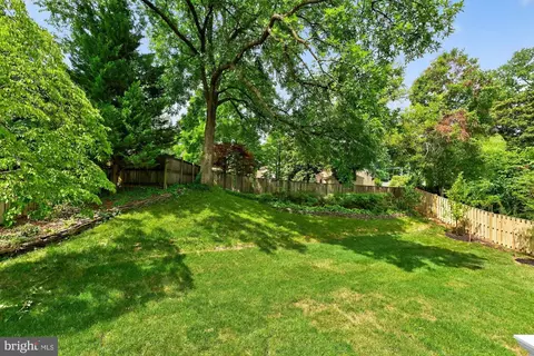 Exterior - 2002 Mcfall St, Mclean, VA 22101 photo 10 of 15