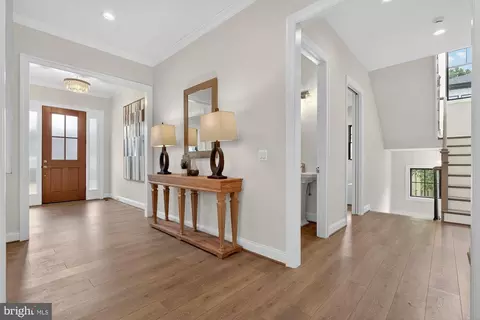 Entry Way - 2002 Mcfall St, Mclean, VA 22101 photo 6 of 27