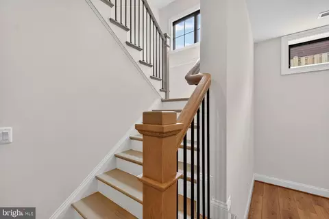 Entry Way - 2002 Mcfall St, Mclean, VA 22101 photo 24 of 27