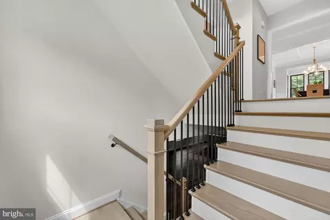 Entry Way - 2002 Mcfall St, Mclean, VA 22101 photo 22 of 27