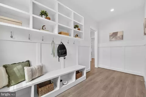 Entry Way - 2002 Mcfall St, Mclean, VA 22101 photo 15 of 27