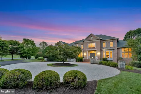 731 Strawfield Ln, Great Falls, VA 22066