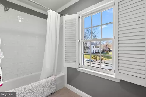 Bath - 1153 Old Gate Ct, Mclean, VA 22102 photo 3 of 6