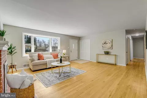 7906 Gosport Ln, Springfield, VA 22151 photo 4