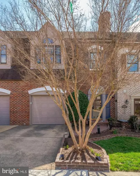 6313 Chaucer Ln, Alexandria, VA 22304