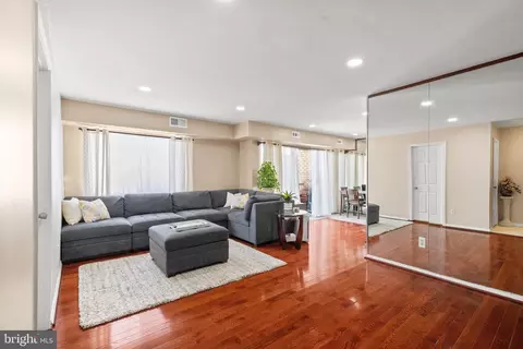 2905 Charing Cross Rd #10/12, Falls Church, VA 22042