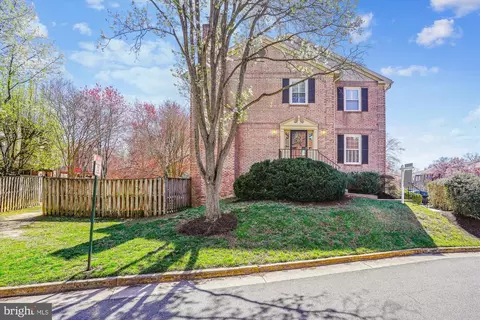 8211 La Faye Ct, Alexandria, VA 22306