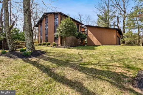2700 Berryland Dr, Oakton, VA 22124
