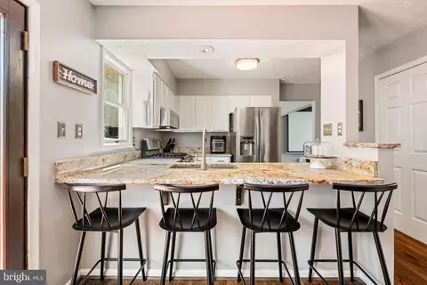 1429 Flynn Ct, Herndon, VA 20170