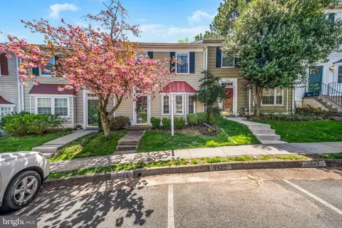 9925 Blake Ln, Oakton, VA 22124