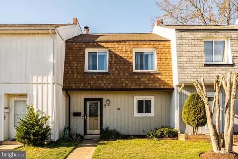 1016 Queens Ct, Herndon, VA 20170