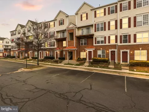 2497 Angeline Dr #302, Herndon, VA 20171