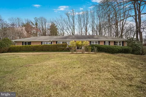 5017 Ravensworth Rd, Annandale, VA 22003