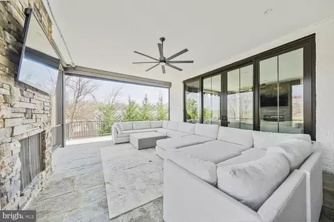 Exterior - 1109 Towlston Rd, Mclean, VA 22102 photo 5 of 13