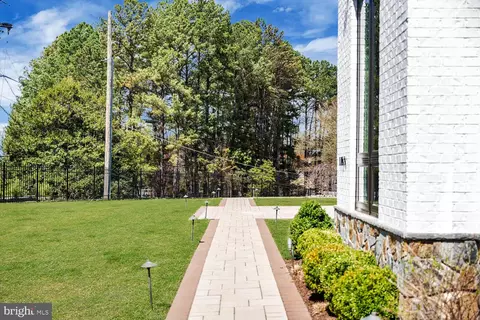 Exterior - 1109 Towlston Rd, Mclean, VA 22102 photo 11 of 13