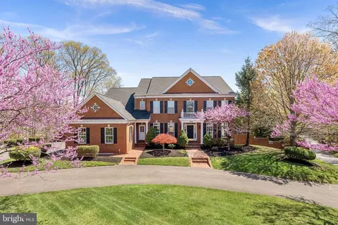 4607 Holiday Ln, Fairfax, VA 22030