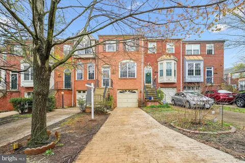 2406 Simpkins Farm Dr, Herndon, VA 20171