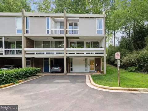 11599 Maple Ridge Rd, Reston, VA 20190 photo 2