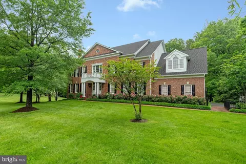 1631 Irvin St, Vienna, VA 22182