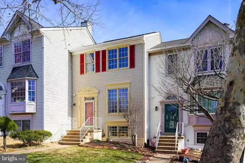 6903 Compton Ln, Centreville, VA 20121