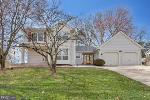 13482 Lake Shore Dr, Herndon, VA 20171