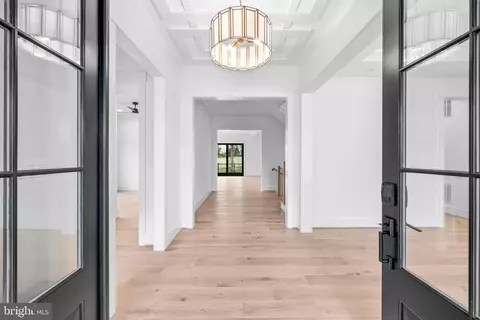 Entry Way - 1944 Massachusetts Ave, Mclean, VA 22101 photo 2 of 3