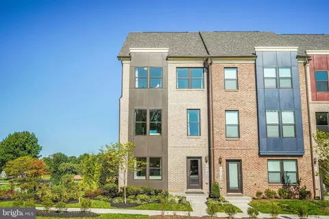 2126 Acadia Rd, Herndon, VA 20170
