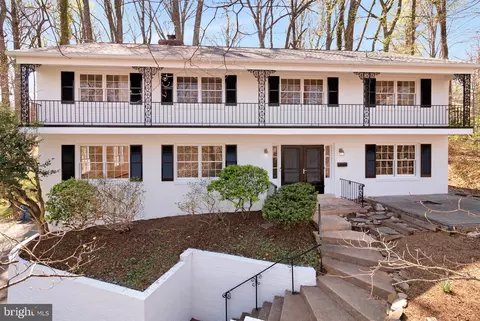 6427 Lakeview Dr, Falls Church, VA 22041
