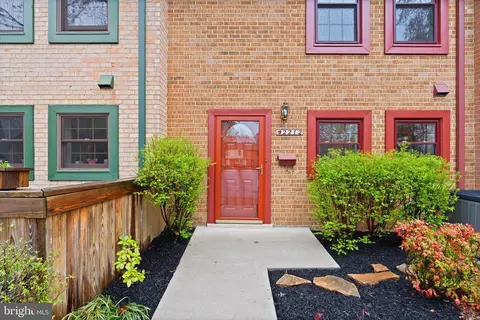 2212 Golf Course Dr, Reston, VA 20191 photo 4