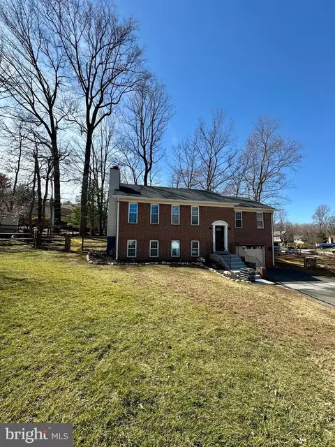 5940 Burnside Landing Dr, Burke, VA 22015