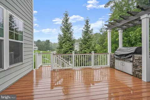 Exterior - 1302 Scotts Run Rd, Mclean, VA 22102 photo 10 of 22