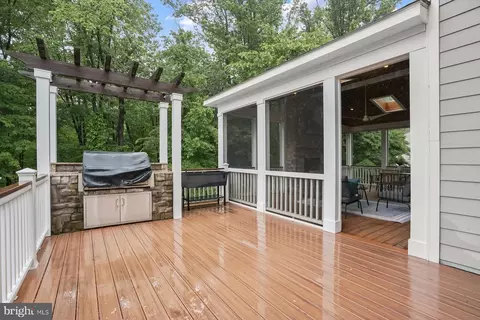Exterior - 1302 Scotts Run Rd, Mclean, VA 22102 photo 11 of 22
