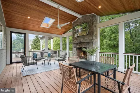 Exterior - 1302 Scotts Run Rd, Mclean, VA 22102 photo 5 of 22