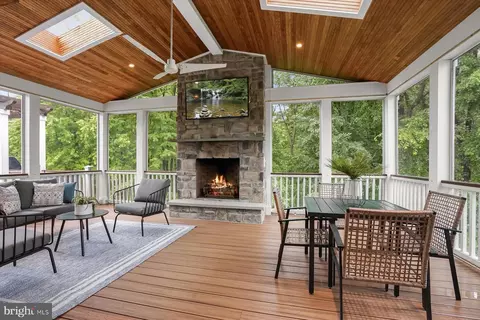 Exterior - 1302 Scotts Run Rd, Mclean, VA 22102 photo 7 of 22