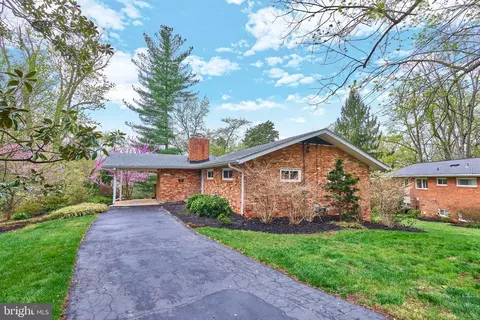 5840 Doris Pl, Alexandria, VA 22311