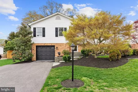 8717 Parry Ln, Alexandria, VA 22308