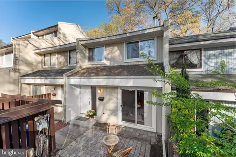 2231 Southgate Sq, Reston, VA 20191